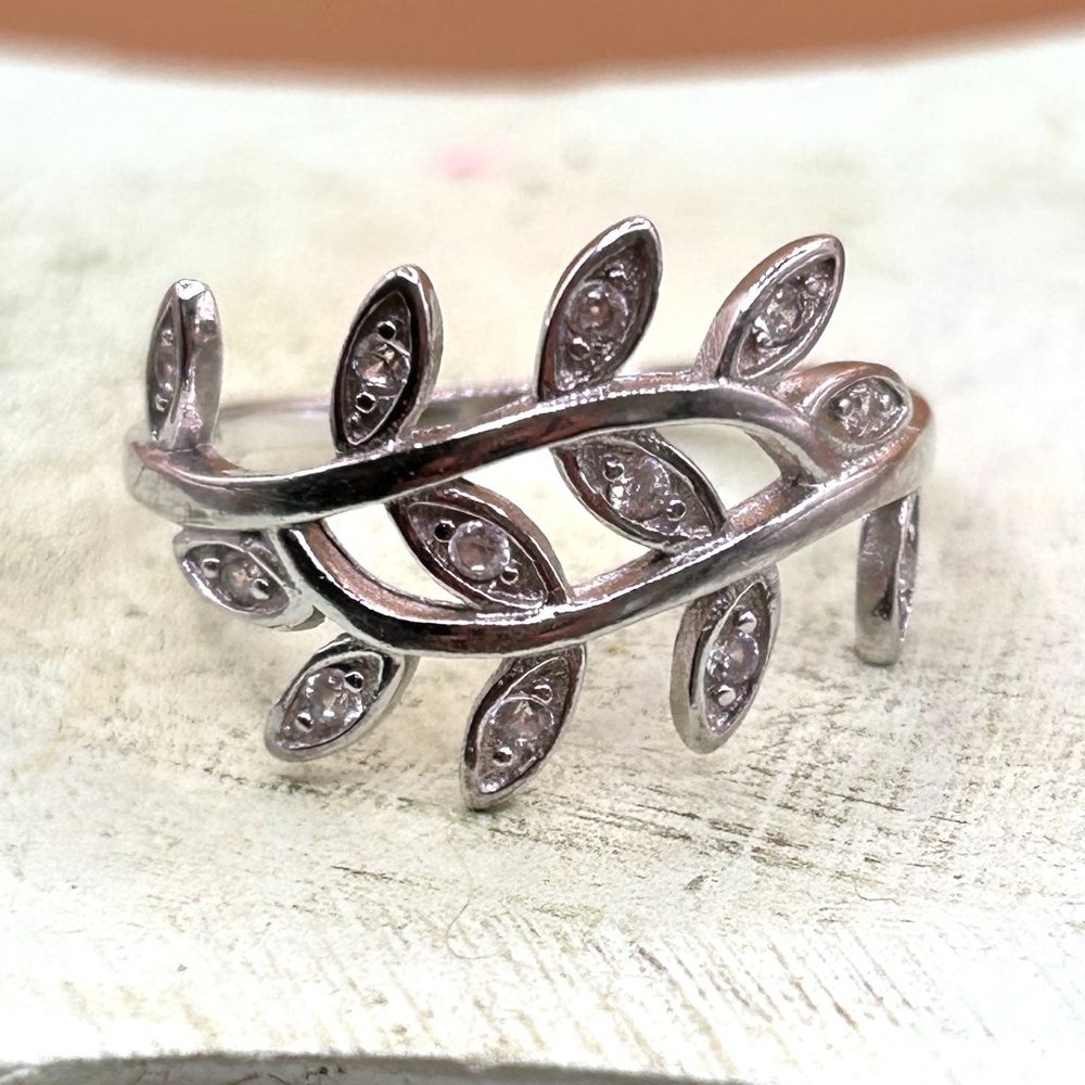 Sterling Silver Marked 925 Graceful Leaf Vine Ring White Stones Size 8